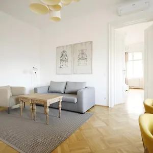 Heymi Oper Apartment